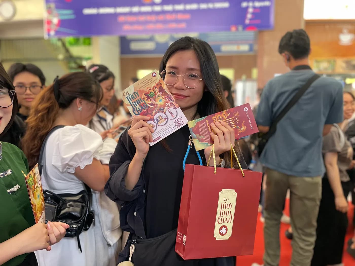 Hình ảnh khách tham dự trải nghiệm Cờ Thủy Tinh Châu tại chương trình "Ngày tiếng Trung Quốc tế 2026" tổ chức ở Đại học Khoa học Xã hội và Nhân văn TPHCM.
