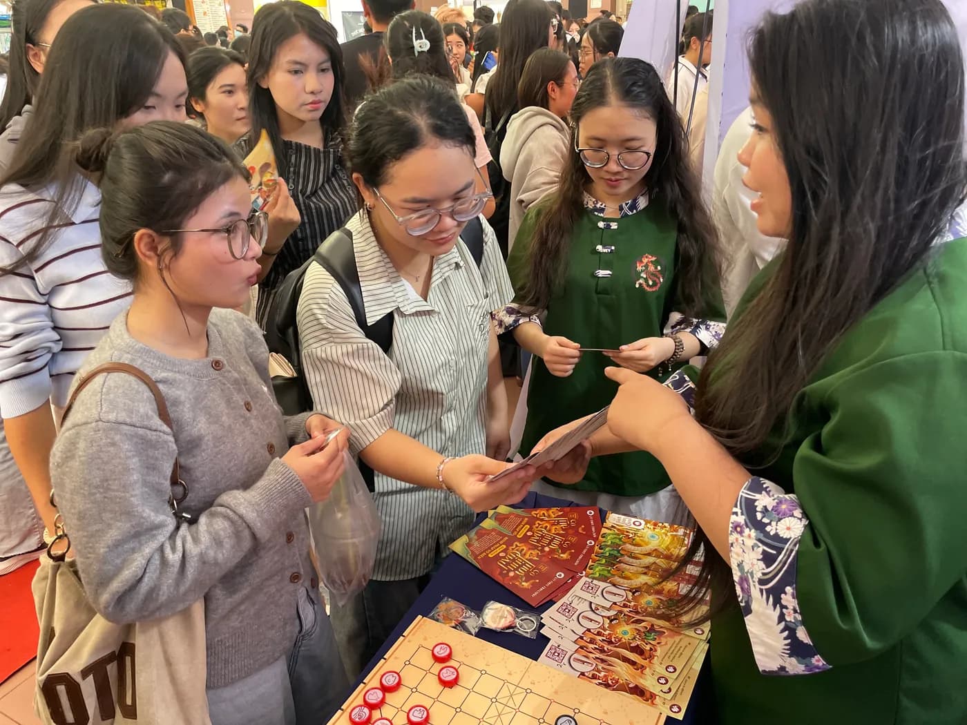 Hình ảnh Team Cờ Thủy Tinh Châu hướng dẫn Cờ 12 con giáp đến các bạn sinh viên tại chương trình "Ngày tiếng Trung Quốc tế 2026" tổ chức ở Đại học Khoa học Xã hội và Nhân văn TPHCM.