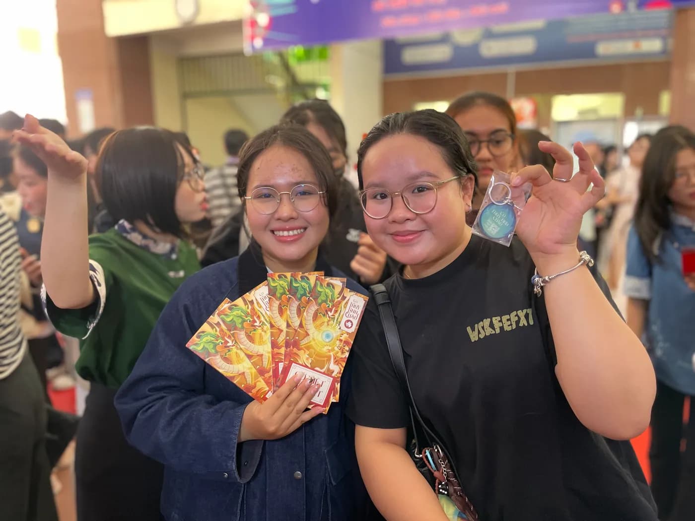 Hình ảnh các bạn sinh viên chụp cùng những sản phẩm của Cờ Thủy Tinh Châu tại chương trình "Ngày tiếng Trung Quốc tế 2026" tổ chức ở Đại học Khoa học Xã hội và Nhân văn TPHCM.