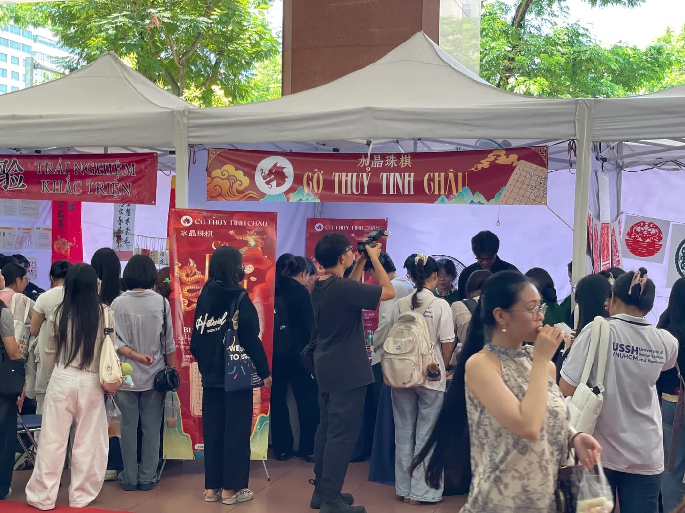 Hình ảnh gian hàng Cờ Thủy Tinh Châu tại chương trình "Ngày tiếng Trung Quốc tế 2026" tổ chức ở Đại học Khoa học Xã hội và Nhân văn TPHCM.
