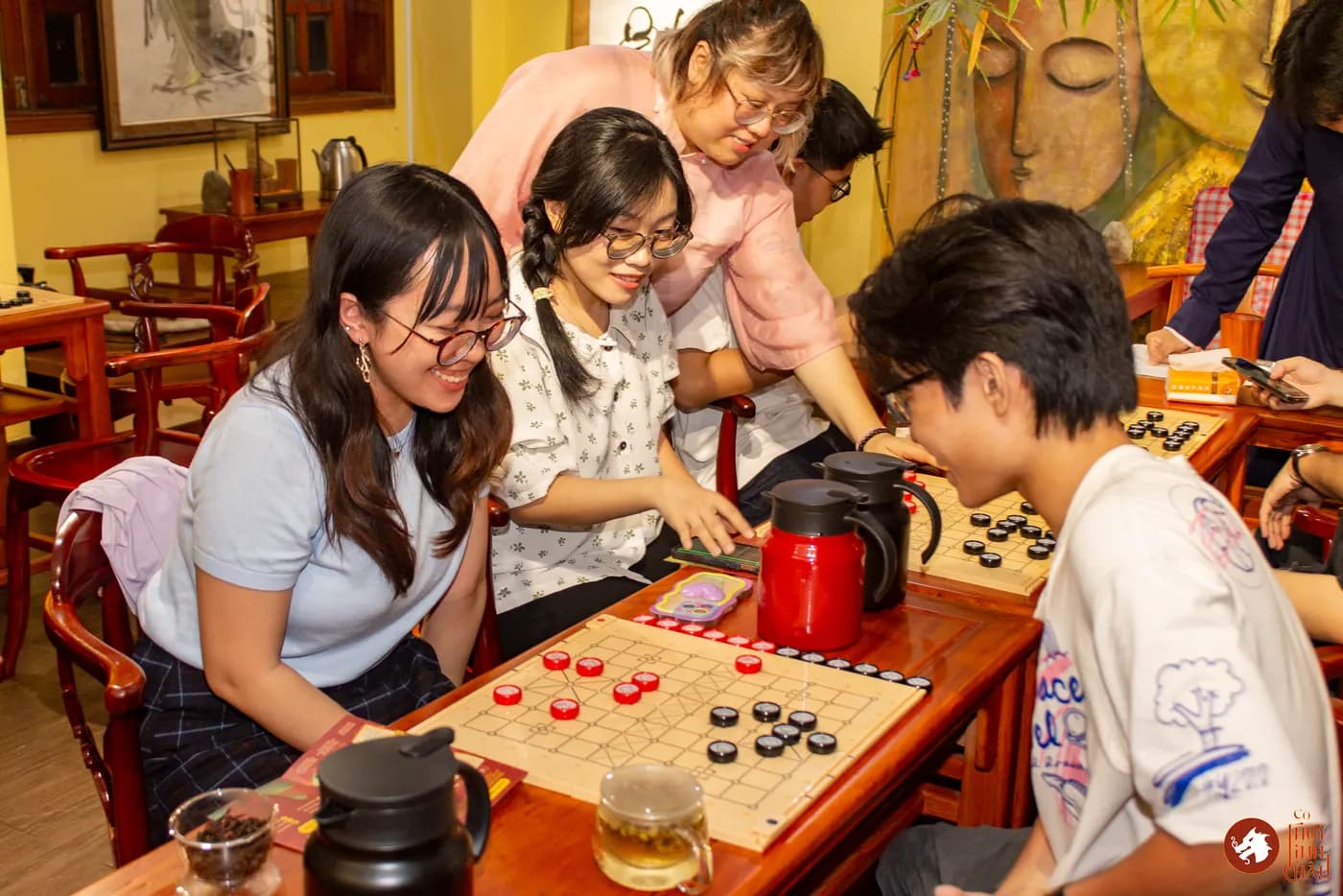 Hình ảnh khách tham dự trải nghiệm Cờ Thủy Tinh Châu tại buổi workshop Cờ và Trà #04 "Một Nước Đi, Vạn Lối Nghĩ"