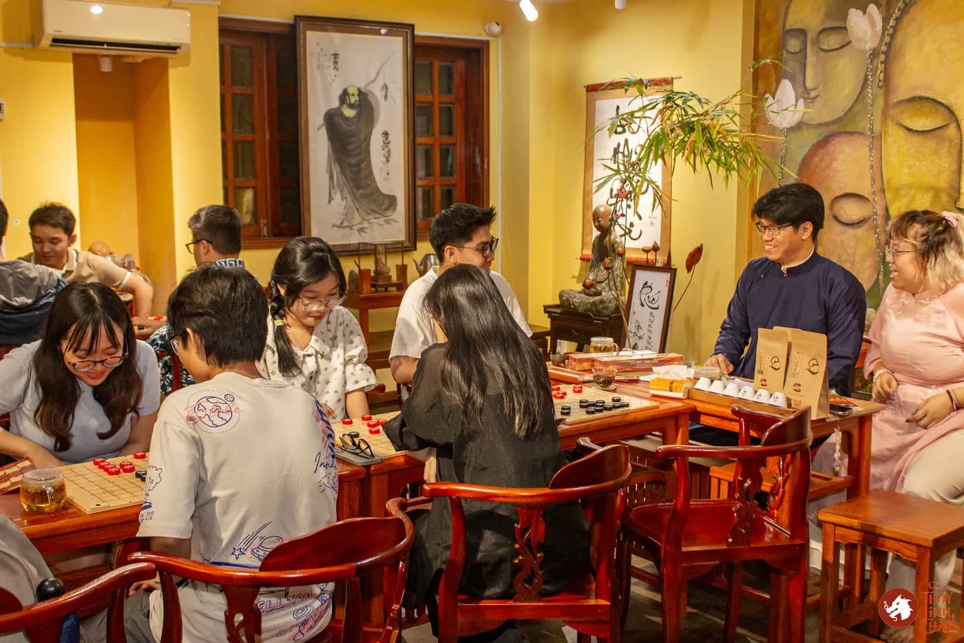 Hình ảnh khách tham dự lắng nghe lời chia sẻ từ Cờ Thủy Tinh Châu tại buổi workshop Cờ và Trà #04 "Một Nước Đi, Vạn Lối Nghĩ"