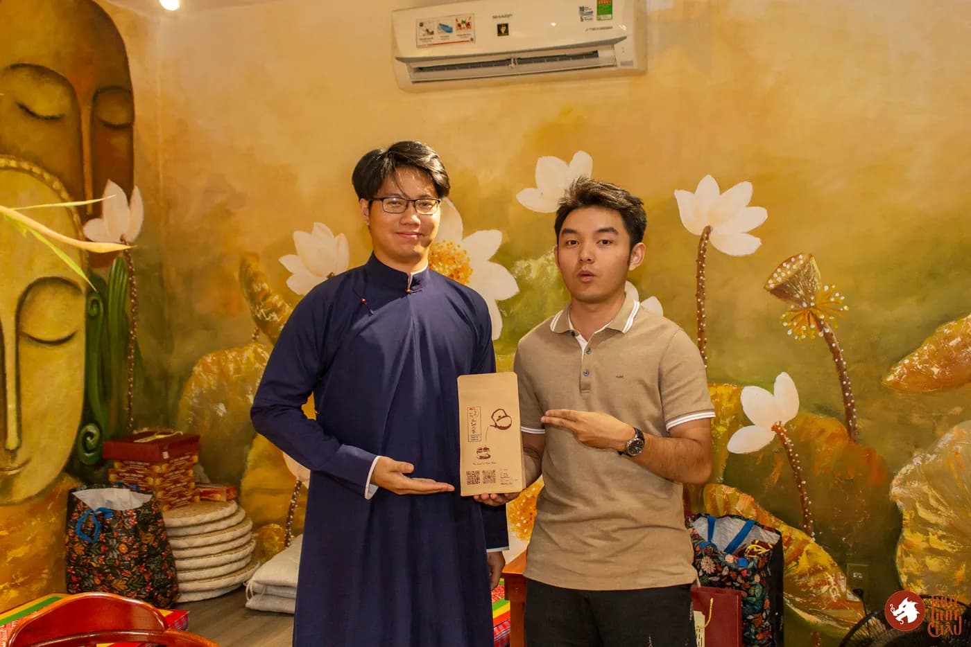 Hình ảnh khách tham dự trải nghiệm Cờ Thủy Tinh Châu và chiến thắng tại buổi workshop Cờ và Trà #04 "Một Nước Đi, Vạn Lối Nghĩ"
