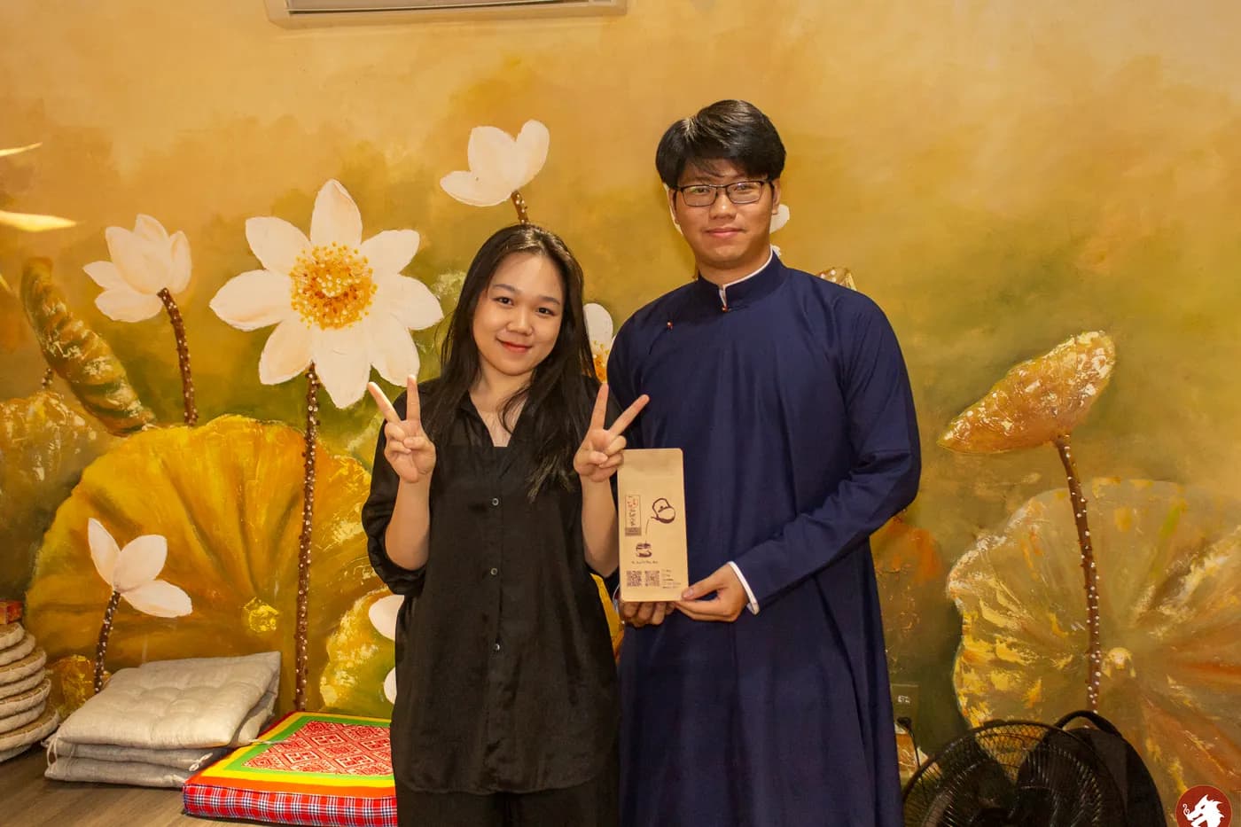 Hình ảnh khách tham dự trải nghiệm Cờ Thủy Tinh Châu và chiến thắng tại buổi workshop Cờ và Trà #04 "Một Nước Đi, Vạn Lối Nghĩ"