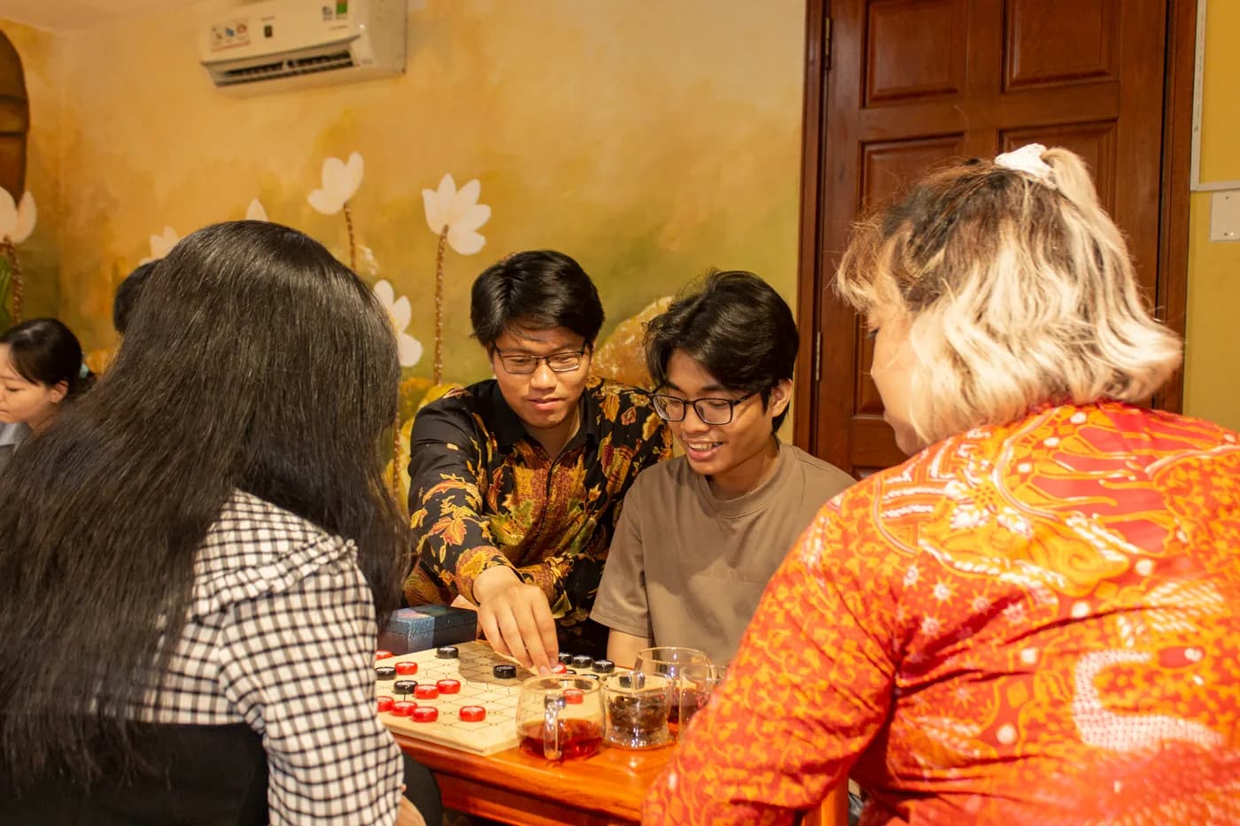 Hình ảnh khách tham dự trải nghiệm Cờ Thủy Tinh Châu trong buổi workshop Cờ và Trà #05 - "Cờ Việt Trí Việt" tại Đây là An Viên Trà - Trà Đạo.