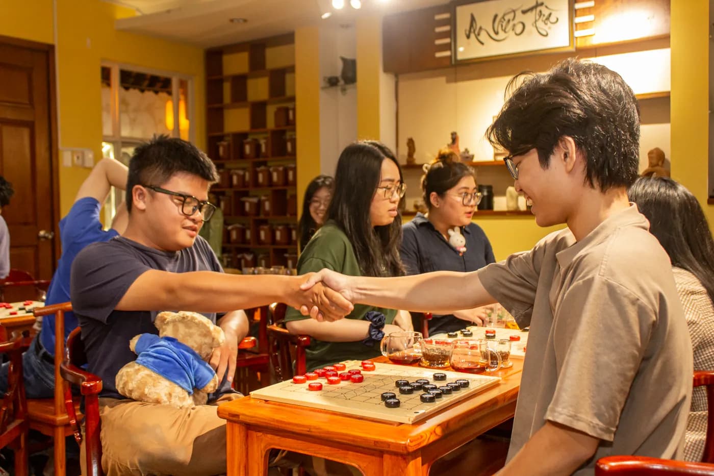 Hình ảnh khách tham dự trải nghiệm Cờ Thủy Tinh Châu trong buổi workshop Cờ và Trà #05 - "Cờ Việt Trí Việt" tại Đây là An Viên Trà - Trà Đạo.