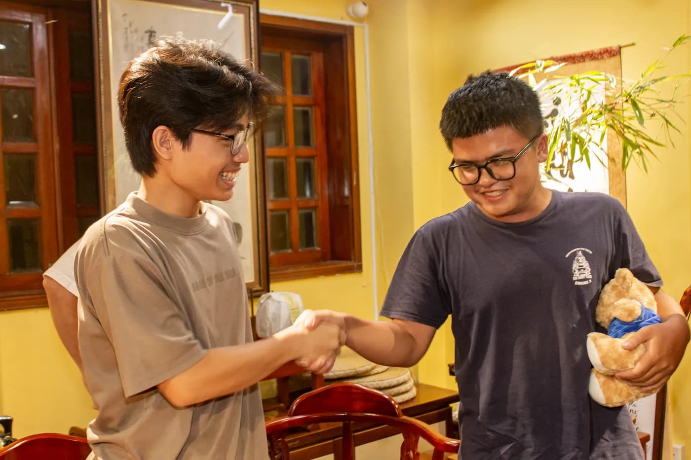 Hình ảnh khách tham dự trải nghiệm Cờ Thủy Tinh Châu trong buổi workshop Cờ và Trà #05 - "Cờ Việt Trí Việt" tại Đây là An Viên Trà - Trà Đạo.