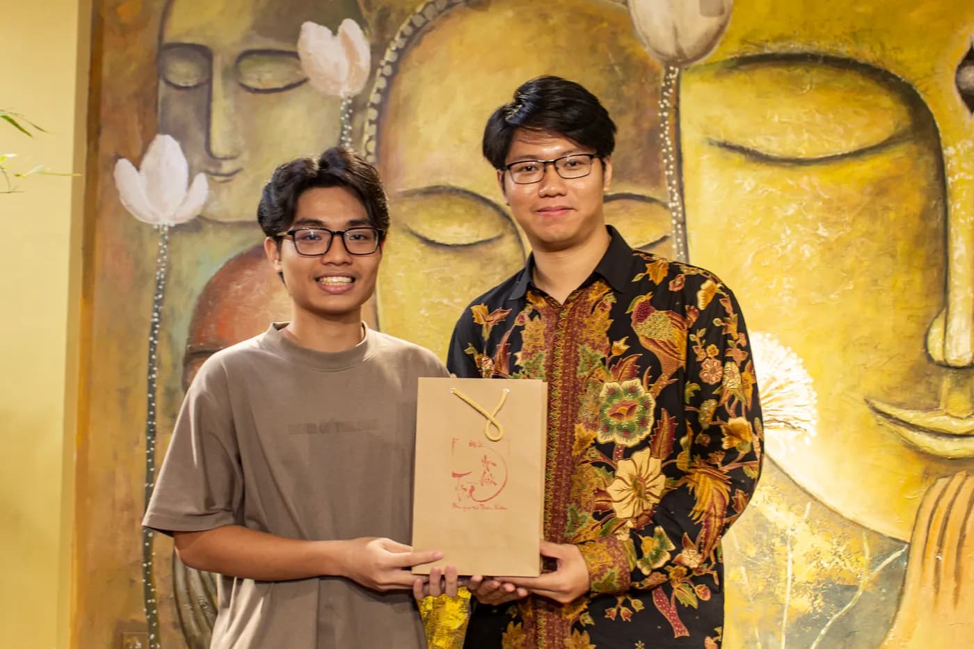 Hình ảnh khách tham dự trải nghiệm Cờ Thủy Tinh Châu trong buổi workshop Cờ và Trà #05 - "Cờ Việt Trí Việt" tại Đây là An Viên Trà - Trà Đạo.