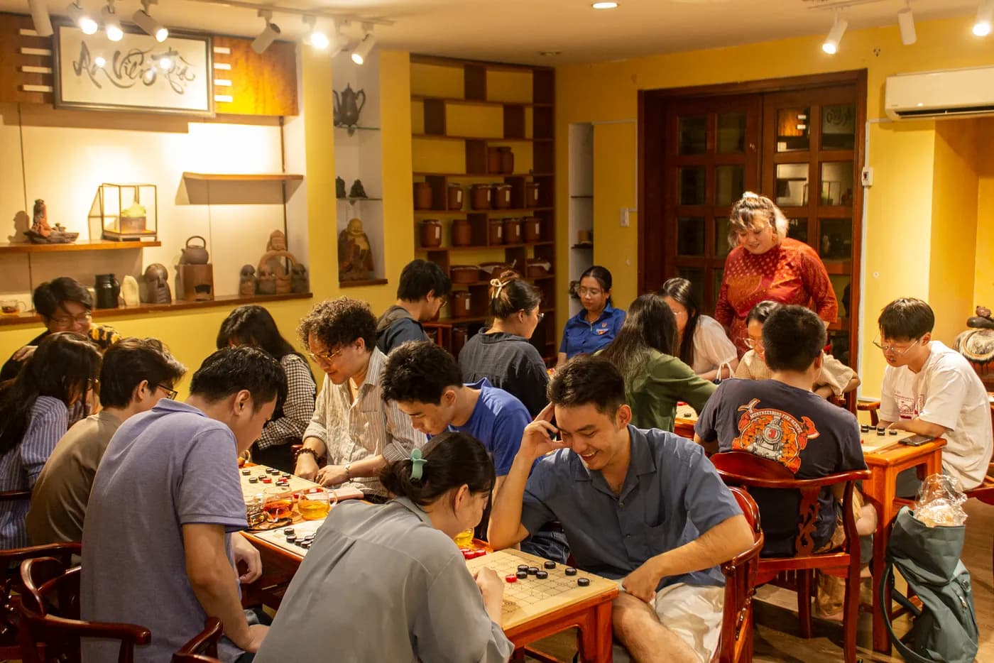 Hình ảnh khách tham dự trải nghiệm Cờ Thủy Tinh Châu trong buổi workshop Cờ và Trà #05 - "Cờ Việt Trí Việt" tại Đây là An Viên Trà - Trà Đạo.