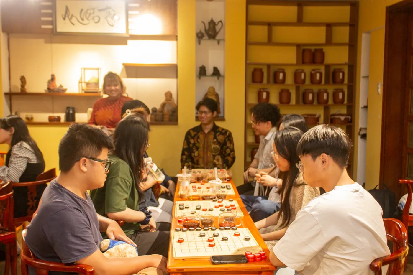 Hình ảnh khách tham dự trải nghiệm Cờ Thủy Tinh Châu trong buổi workshop Cờ và Trà #05 - "Cờ Việt Trí Việt" tại Đây là An Viên Trà - Trà Đạo.