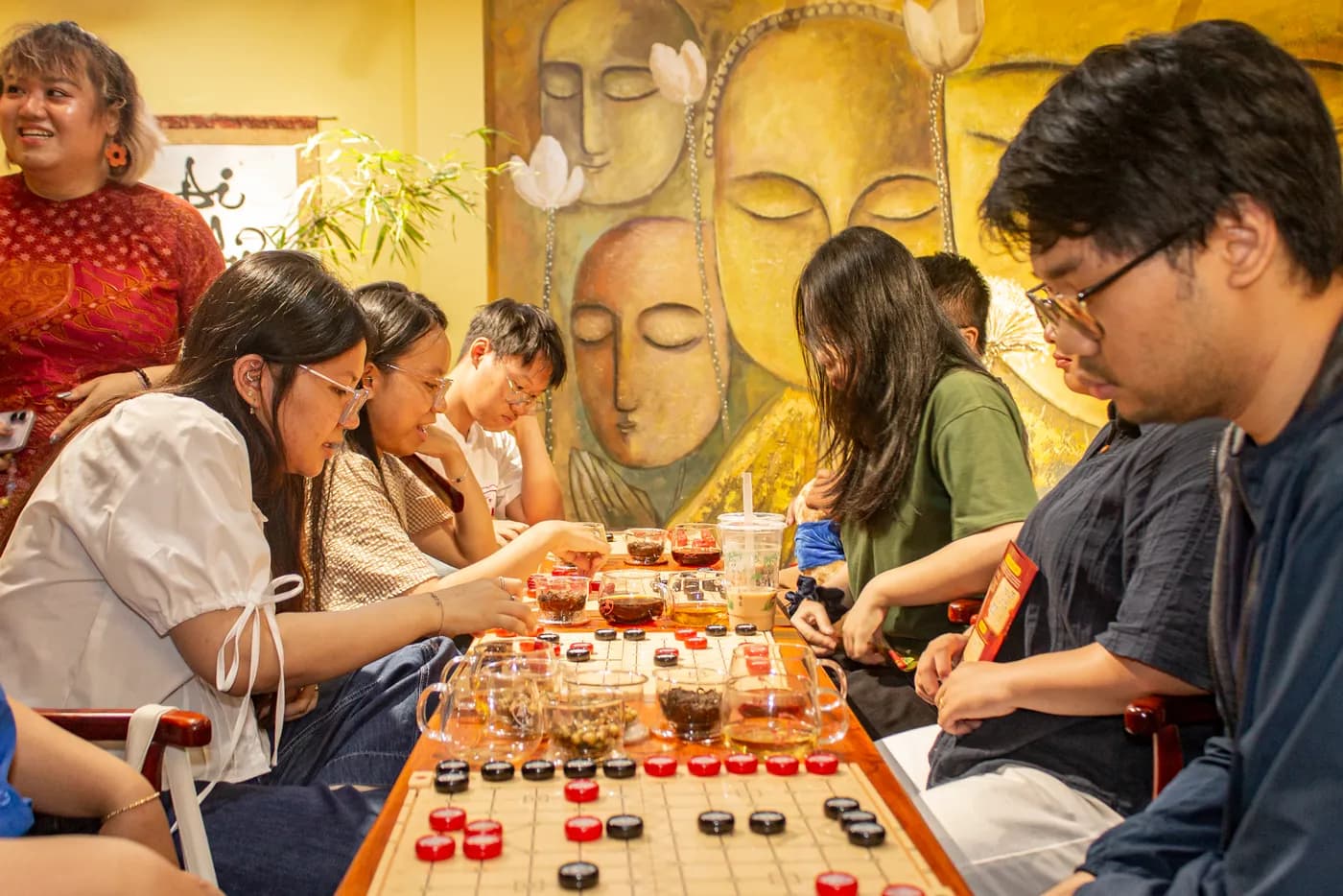 Hình ảnh khách tham dự trải nghiệm Cờ Thủy Tinh Châu trong buổi workshop Cờ và Trà #05 - "Cờ Việt Trí Việt" tại Đây là An Viên Trà - Trà Đạo.
