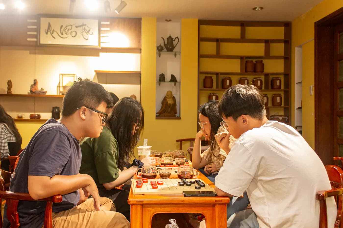 Hình ảnh khách tham dự trải nghiệm Cờ Thủy Tinh Châu trong buổi workshop Cờ và Trà #05 - "Cờ Việt Trí Việt" tại Đây là An Viên Trà - Trà Đạo.