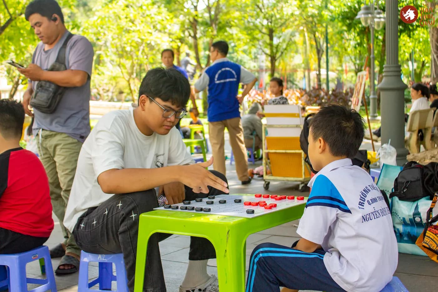 Hình ảnh các em nhỏ và các bạn trẻ trải nghiệm Cờ Thủy Tinh châu tại buổi sinh hoạt ở Nhà Thiếu Nhi Thành phố Hồ Chí Minh.