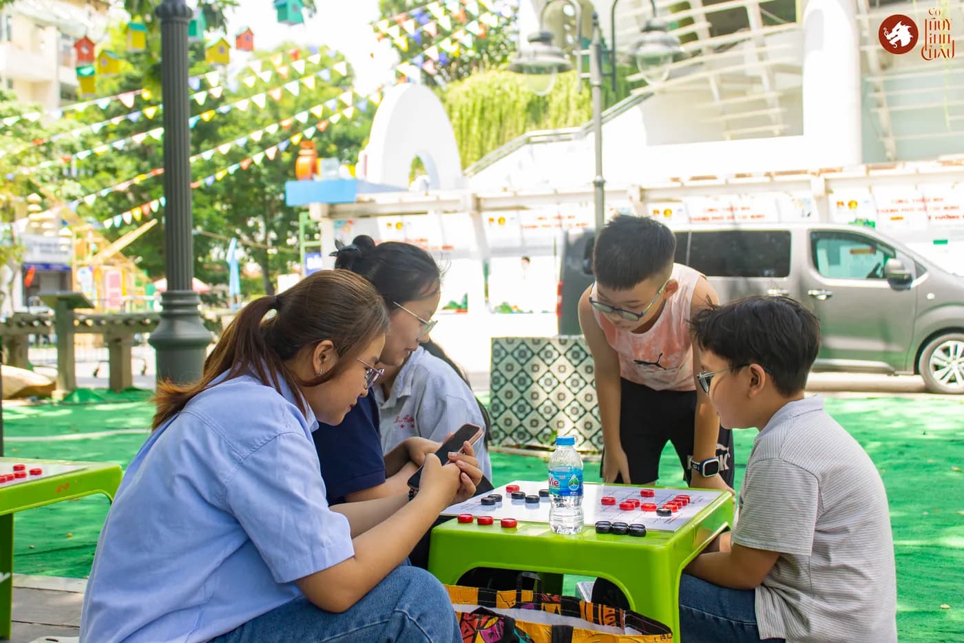 Hình ảnh các em nhỏ và các bạn trẻ trải nghiệm Cờ Thủy Tinh châu tại buổi sinh hoạt ở Nhà Thiếu Nhi Thành phố Hồ Chí Minh.