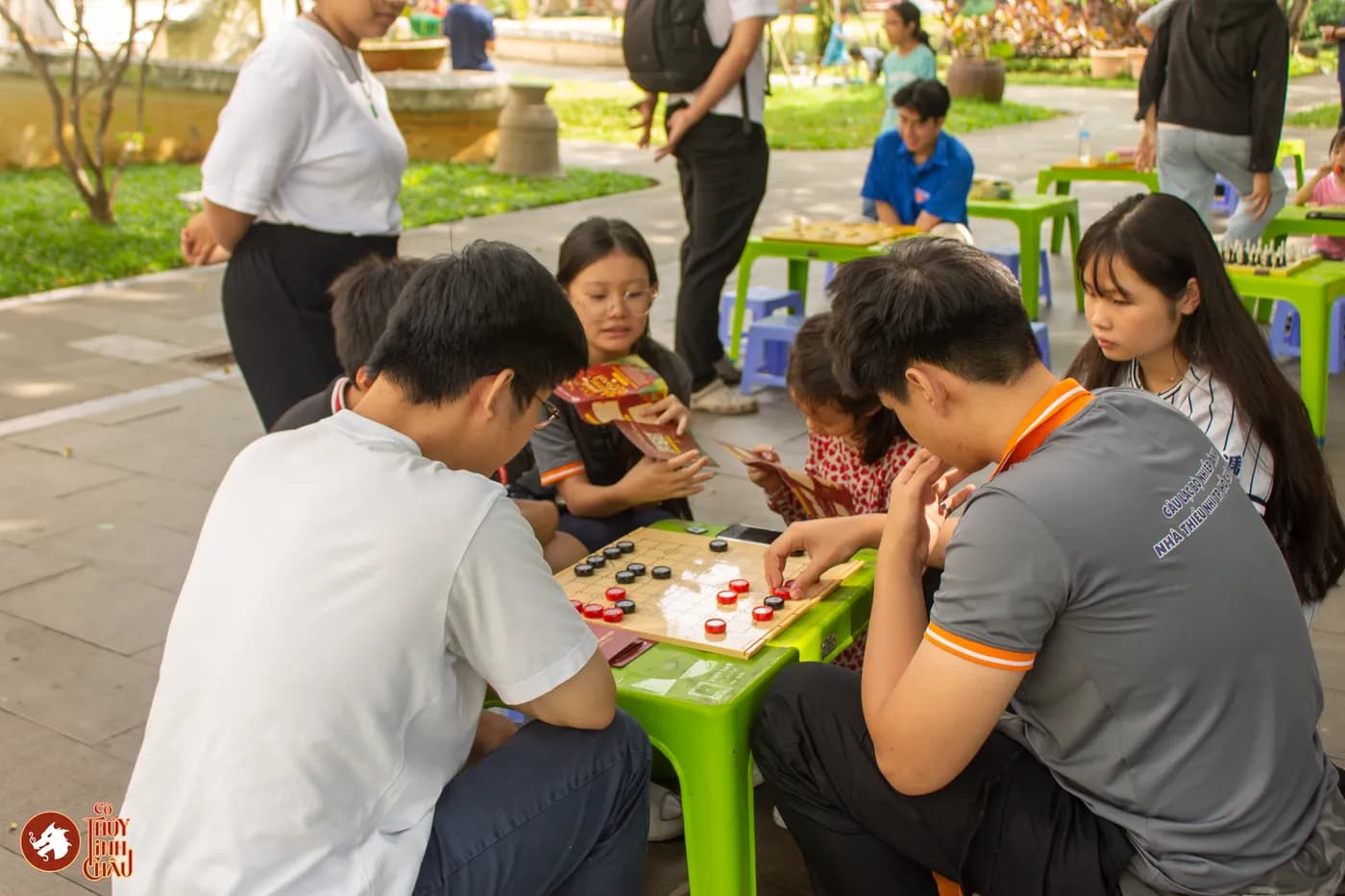 Hình ảnh các em nhỏ và các bạn trẻ trải nghiệm Cờ Thủy Tinh châu tại buổi sinh hoạt ở Nhà Thiếu Nhi Thành phố Hồ Chí Minh.