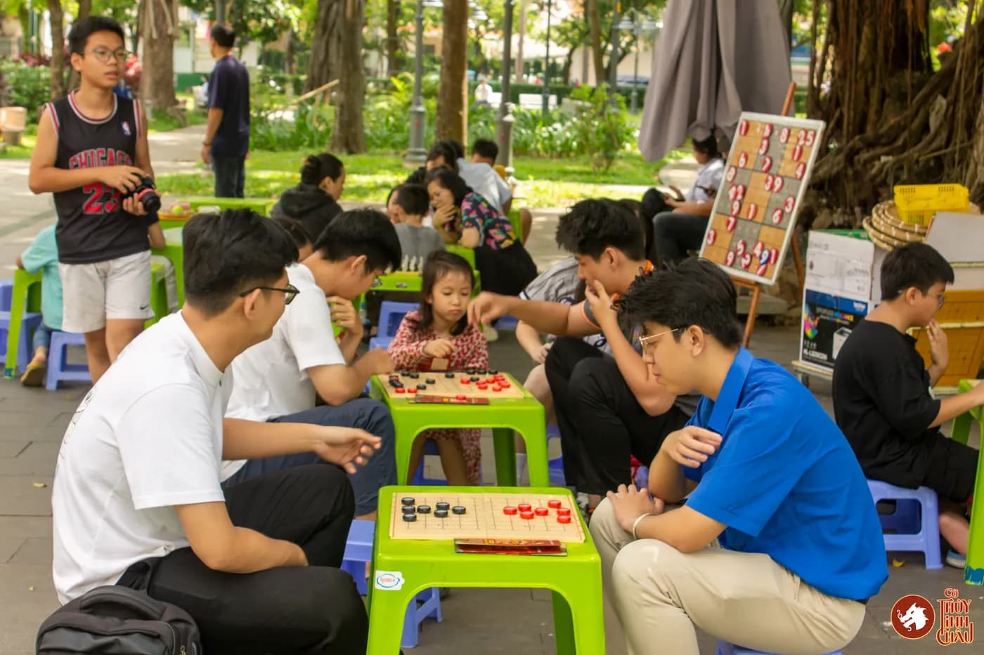 Hình ảnh các em nhỏ và các bạn trẻ trải nghiệm Cờ Thủy Tinh châu tại buổi sinh hoạt ở Nhà Thiếu Nhi Thành phố Hồ Chí Minh.