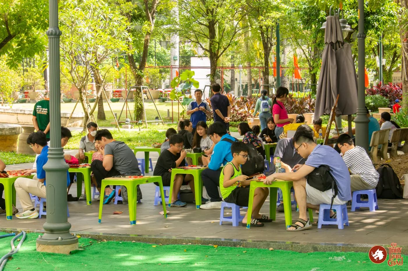 Hình ảnh các em nhỏ và các bạn trẻ trải nghiệm Cờ Thủy Tinh châu tại buổi sinh hoạt ở Nhà Thiếu Nhi Thành phố Hồ Chí Minh.