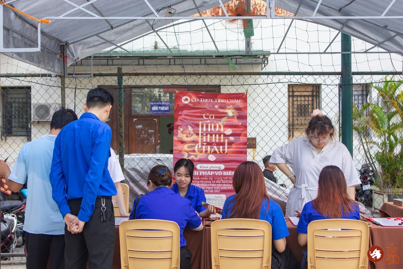 Hình ảnh khách tham dự đang trải nghiệm Cờ Thủy Tinh Châu tại Ngày hội "Non sông - Dân tộc kết đoàn".