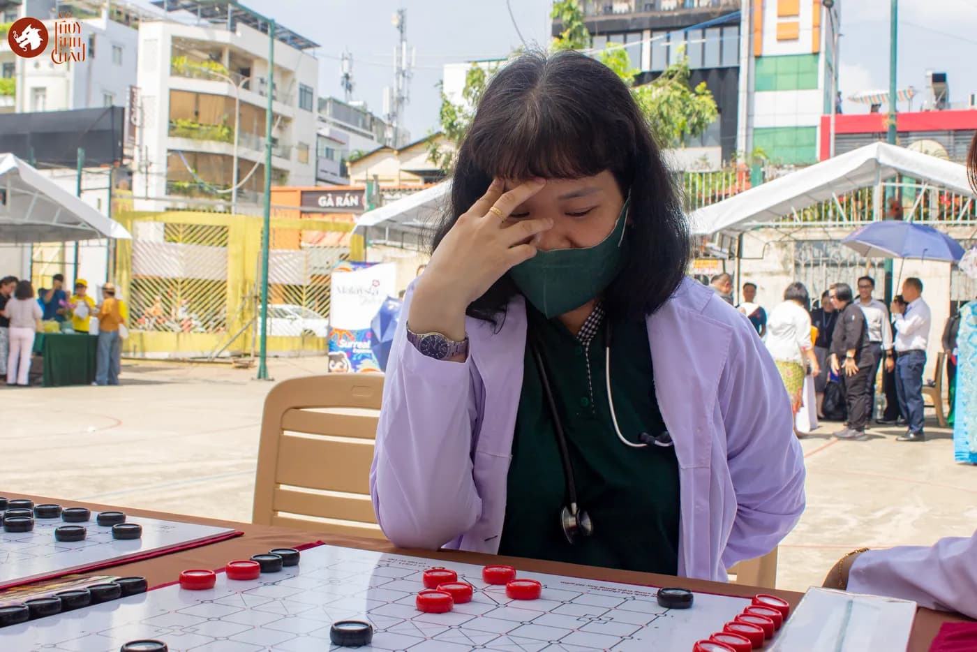 Hình ảnh khách tham dự đang trải nghiệm Cờ Thủy Tinh Châu tại Ngày hội "Non sông - Dân tộc kết đoàn".