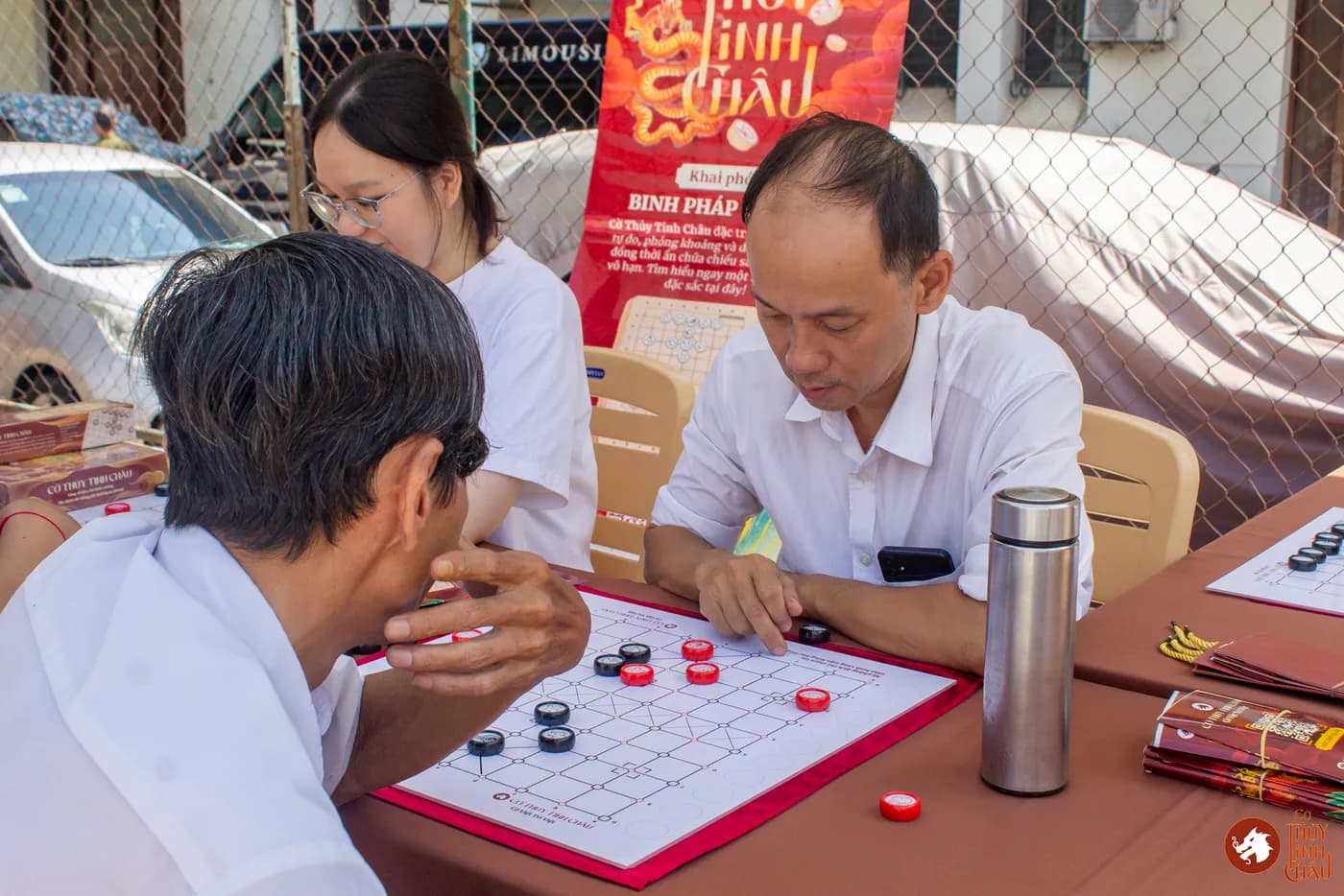 Hình ảnh khách tham dự đang trải nghiệm Cờ Thủy Tinh Châu tại Ngày hội "Non sông - Dân tộc kết đoàn".