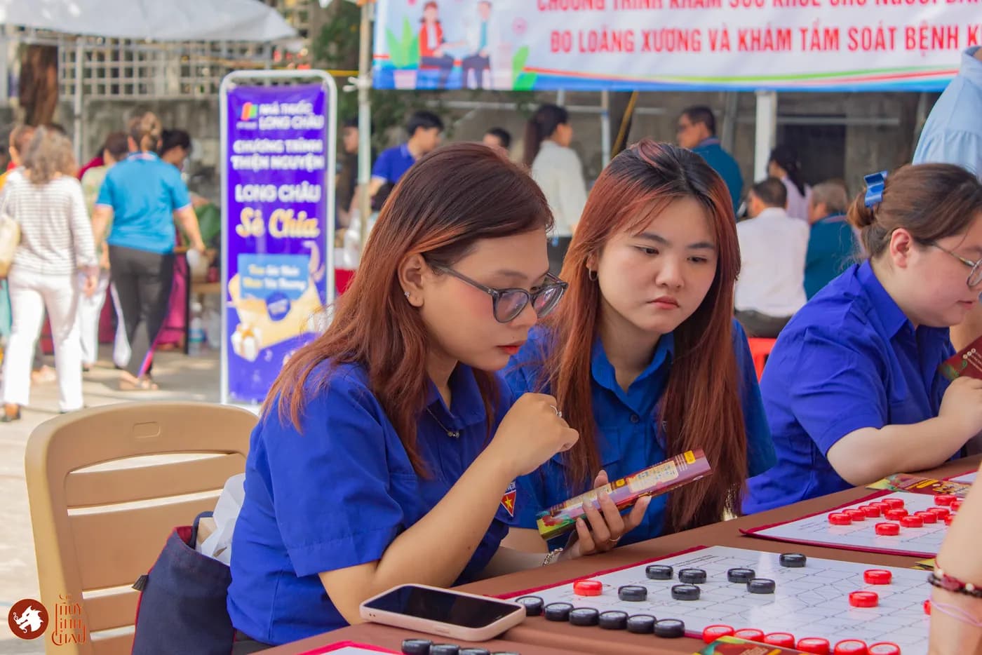 Hình ảnh khách tham dự đang trải nghiệm Cờ Thủy Tinh Châu tại Ngày hội "Non sông - Dân tộc kết đoàn".