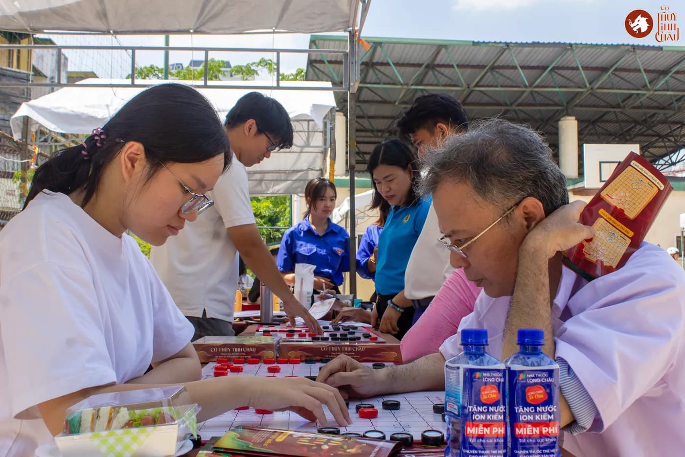 Hình ảnh khách tham dự đang trải nghiệm Cờ Thủy Tinh Châu tại Ngày hội "Non sông - Dân tộc kết đoàn".