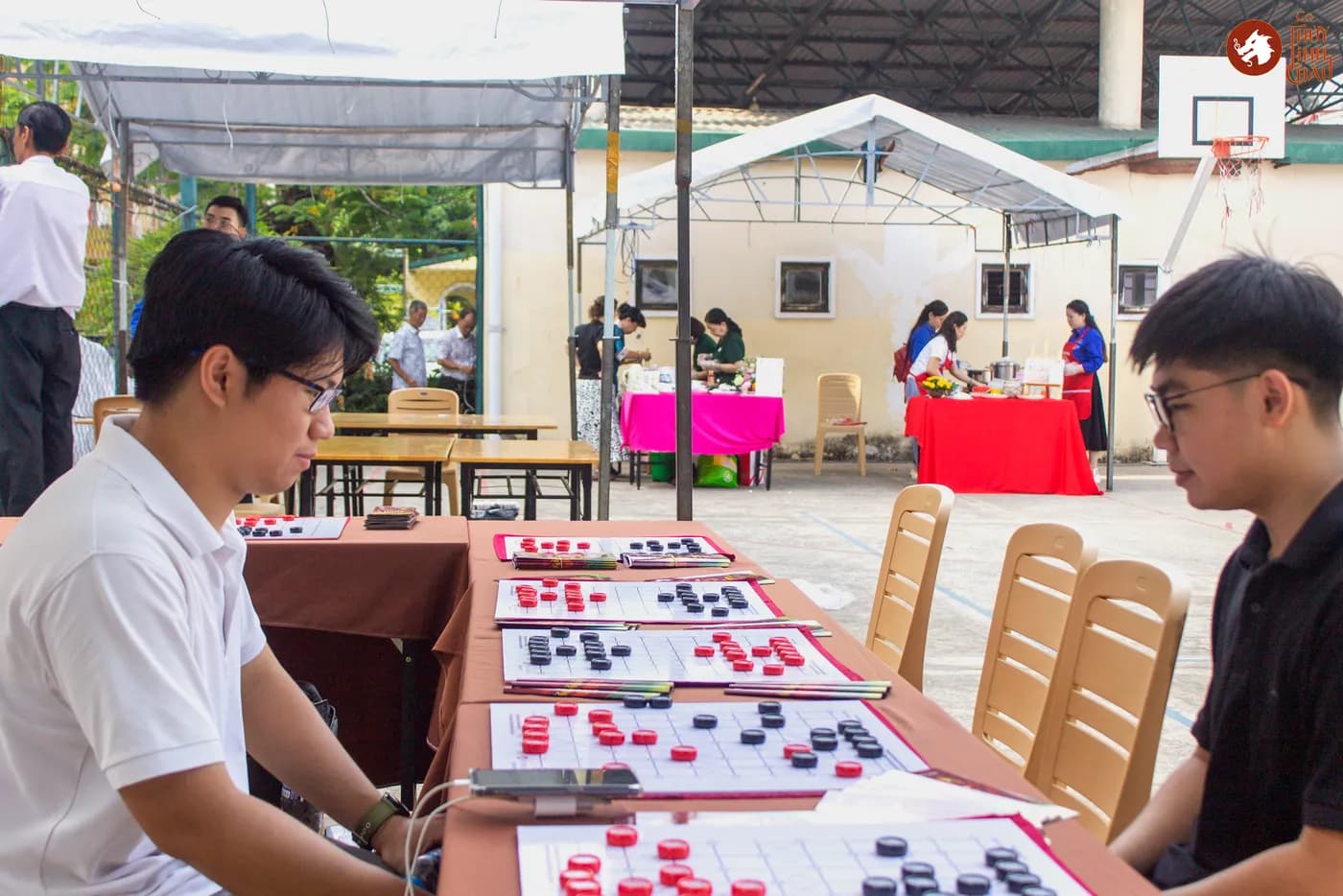 Hình ảnh khách tham dự đang trải nghiệm Cờ Thủy Tinh Châu tại Ngày hội "Non sông - Dân tộc kết đoàn".