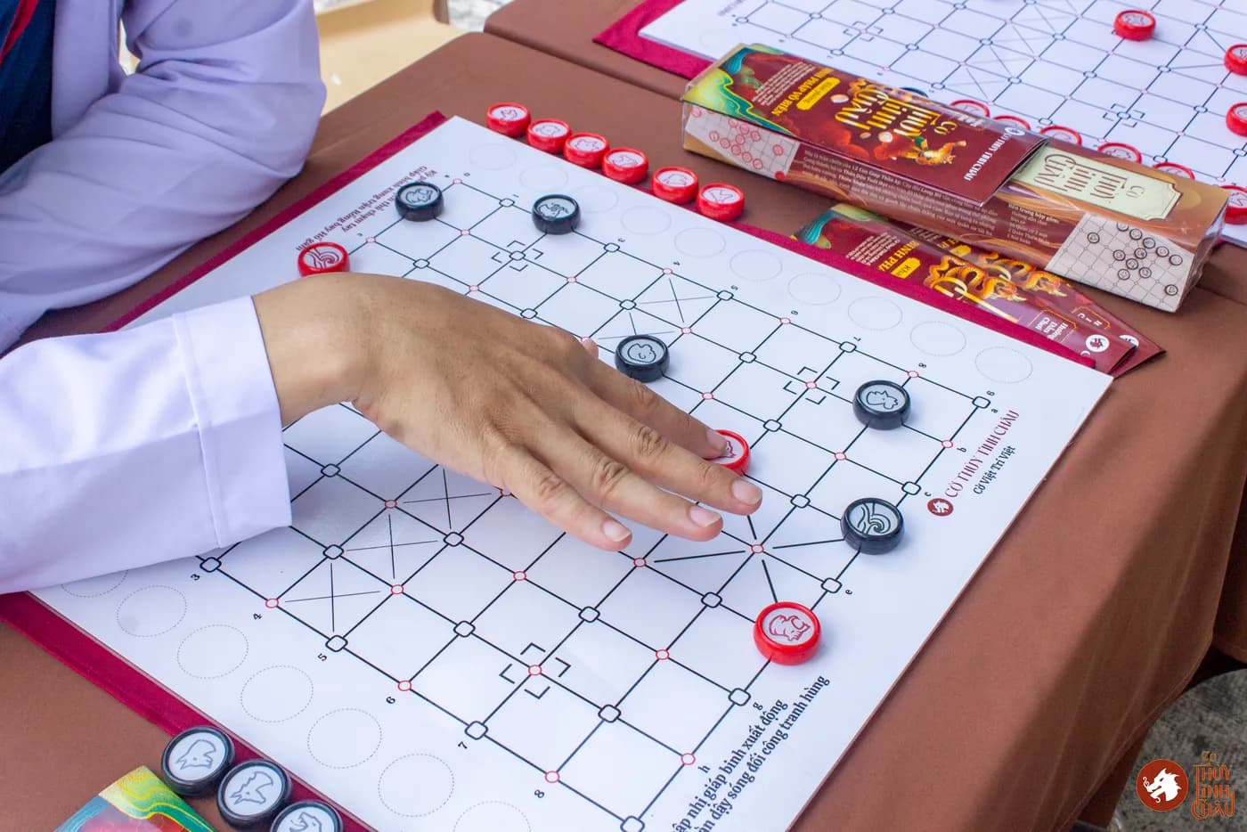 Hình ảnh khách tham dự đang trải nghiệm Cờ Thủy Tinh Châu tại Ngày hội "Non sông - Dân tộc kết đoàn".