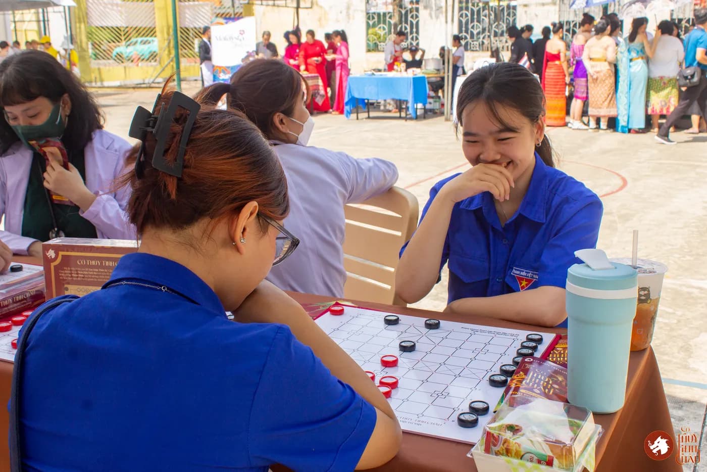 Hình ảnh khách tham dự đang trải nghiệm Cờ Thủy Tinh Châu tại Ngày hội "Non sông - Dân tộc kết đoàn".