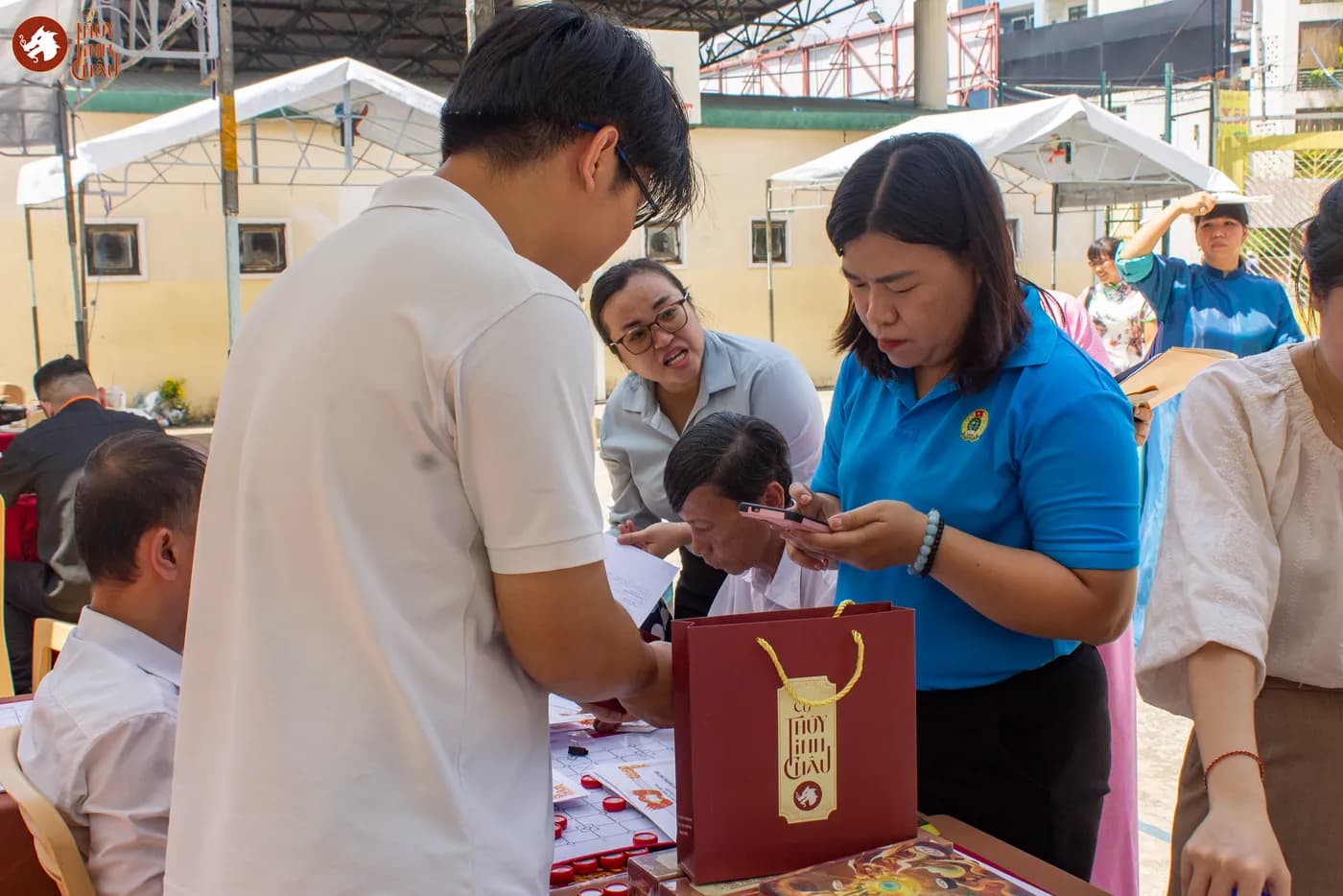 Hình ảnh khách tham dự đang trải nghiệm Cờ Thủy Tinh Châu tại Ngày hội "Non sông - Dân tộc kết đoàn".