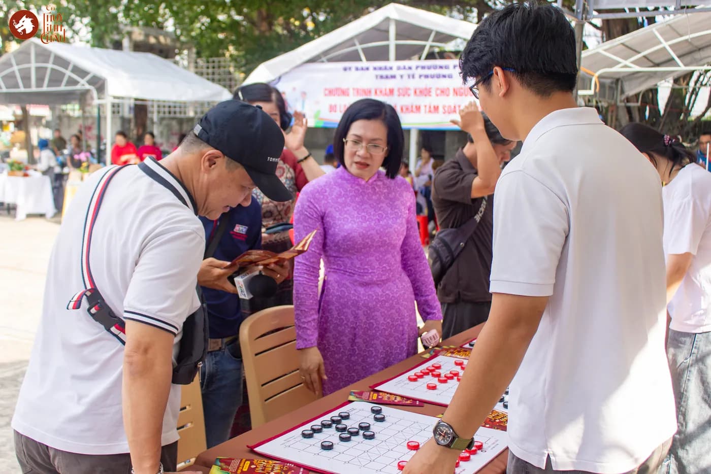 Hình ảnh khách tham dự đang trải nghiệm Cờ Thủy Tinh Châu tại Ngày hội "Non sông - Dân tộc kết đoàn".