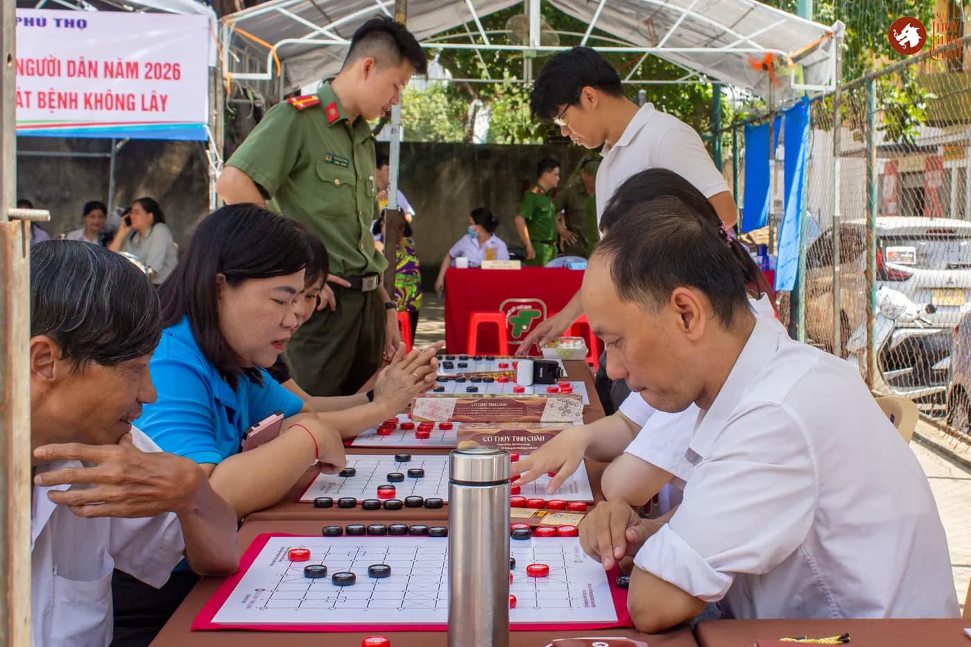 Hình ảnh khách tham dự đang trải nghiệm Cờ Thủy Tinh Châu tại Ngày hội "Non sông - Dân tộc kết đoàn".