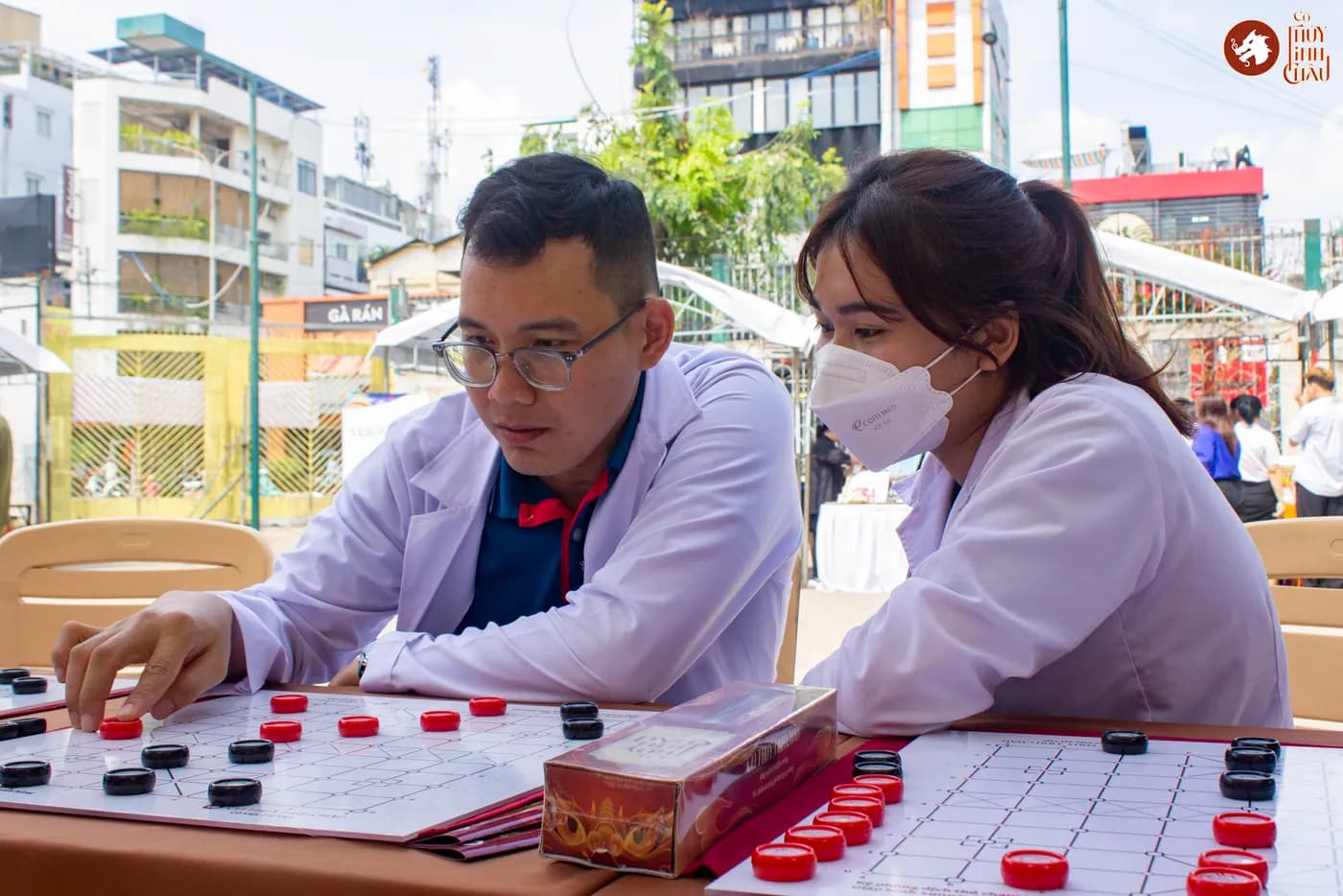 Hình ảnh khách tham dự đang trải nghiệm Cờ Thủy Tinh Châu tại Ngày hội "Non sông - Dân tộc kết đoàn".