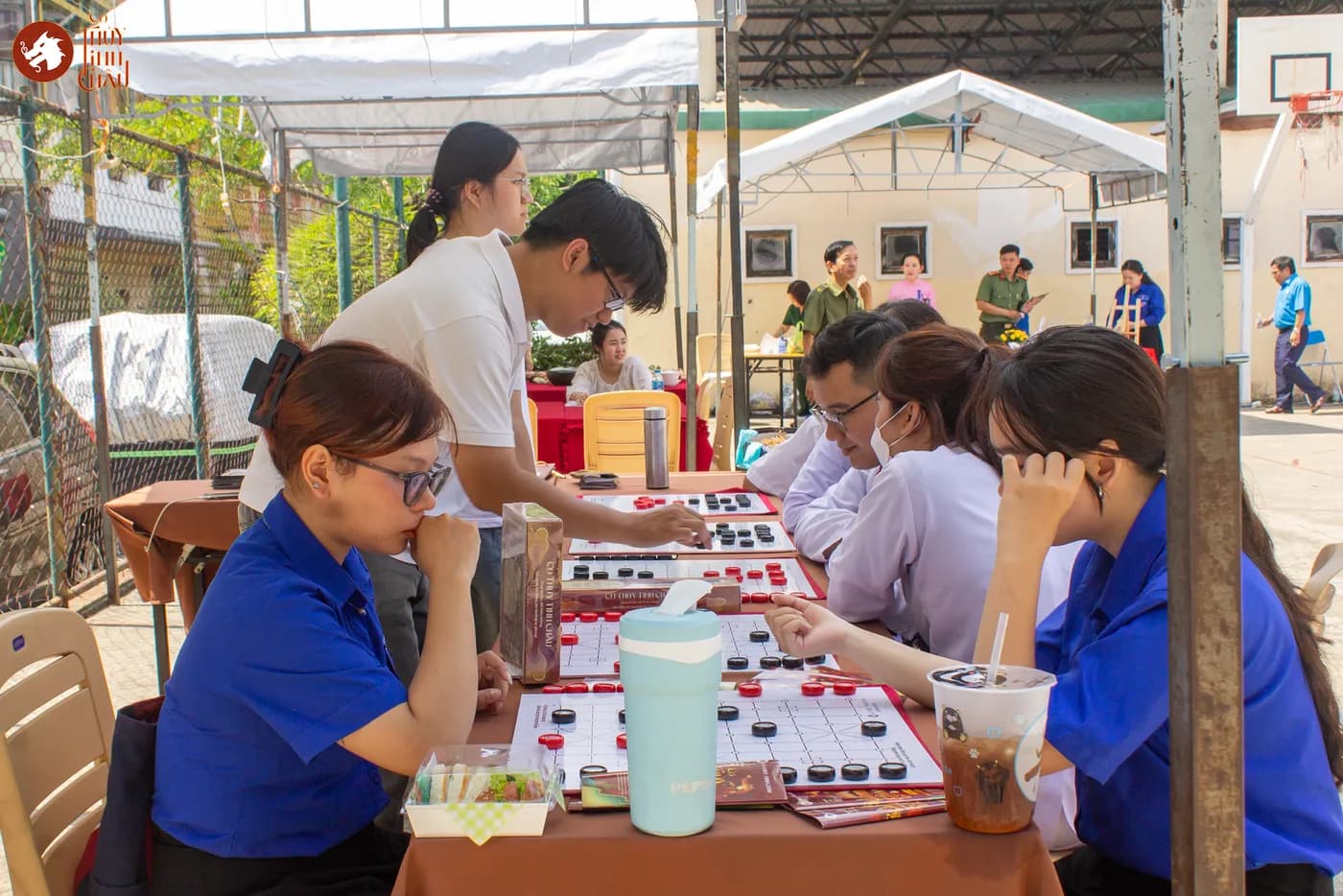 Hình ảnh khách tham dự đang trải nghiệm Cờ Thủy Tinh Châu tại Ngày hội "Non sông - Dân tộc kết đoàn".