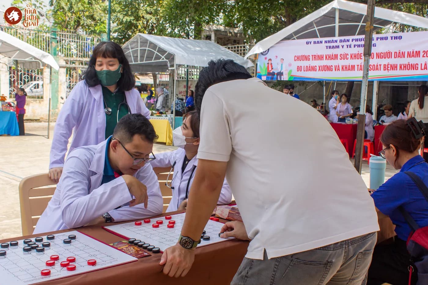 Hình ảnh khách tham dự đang trải nghiệm Cờ Thủy Tinh Châu tại Ngày hội "Non sông - Dân tộc kết đoàn".