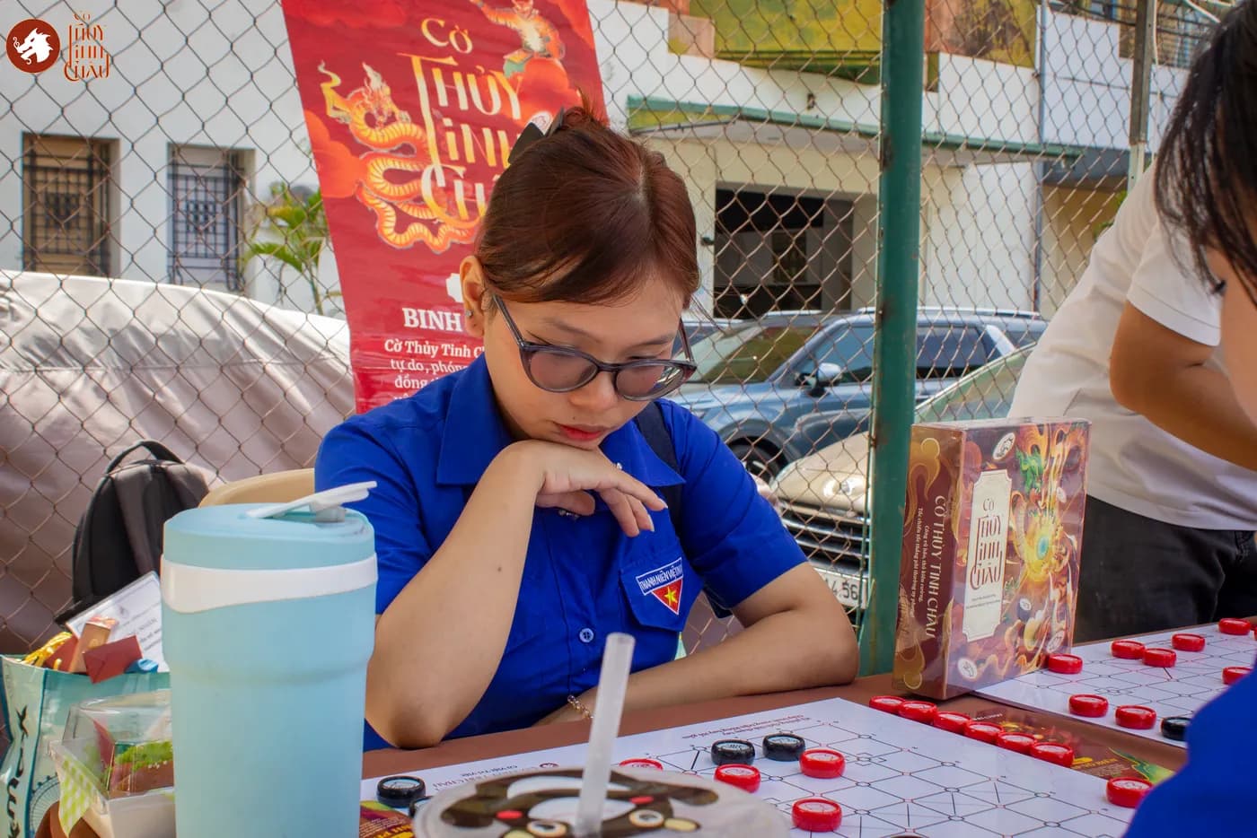 Hình ảnh khách tham dự đang trải nghiệm Cờ Thủy Tinh Châu tại Ngày hội "Non sông - Dân tộc kết đoàn".