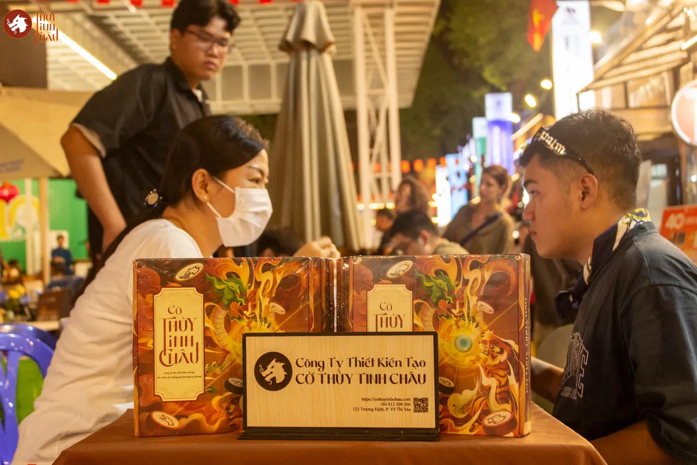 Hình ảnh khách tham dự trải nghiệm Cờ Thủy Tinh Châu tại Ngày Hội Sách & Văn hóa Đêm lần 5 với chủ đề "Hội hè phố thị" tại Đường Sách Thành phố Hồ Chí Minh.