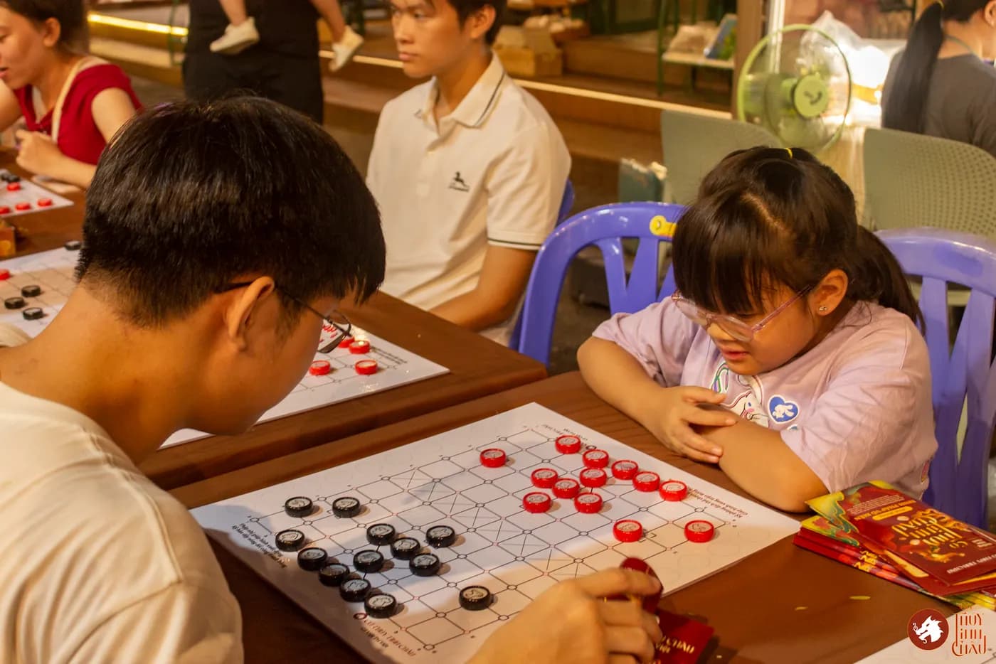 Hình ảnh khách tham dự trải nghiệm Cờ Thủy Tinh Châu tại Ngày Hội Sách & Văn hóa Đêm lần 5 với chủ đề "Hội hè phố thị" tại Đường Sách Thành phố Hồ Chí Minh.