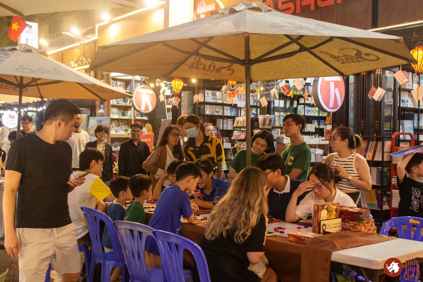 Hình ảnh khách tham dự trải nghiệm Cờ Thủy Tinh Châu tại Ngày Hội Sách & Văn hóa Đêm lần 5 với chủ đề "Hội hè phố thị" tại Đường Sách Thành phố Hồ Chí Minh.