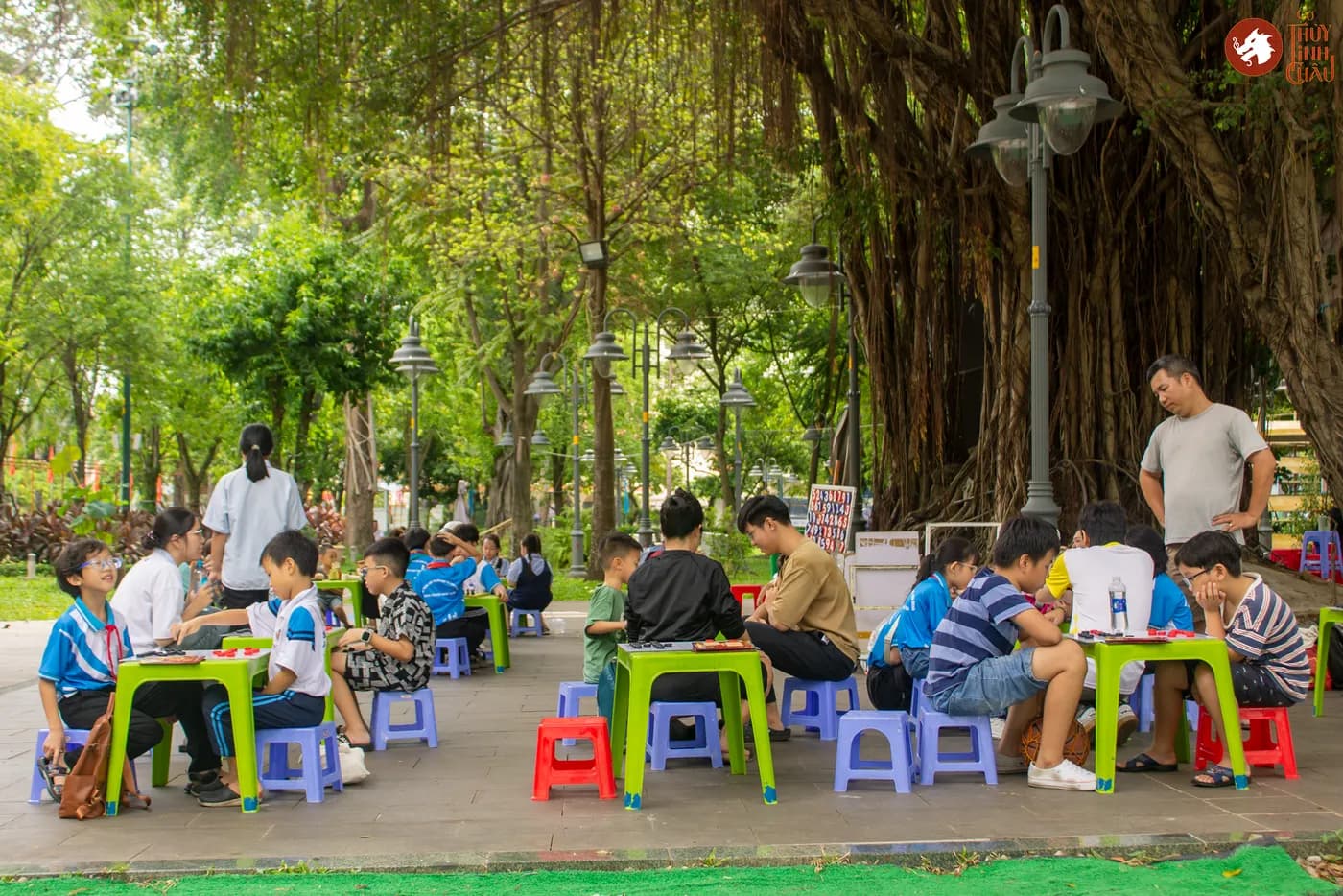 Hình ảnh mọi người tham gia sinh hoạt Cờ Thủy Tinh Châu tại Nhà Thiếu nhi Thành phố Hồ Chí Minh.