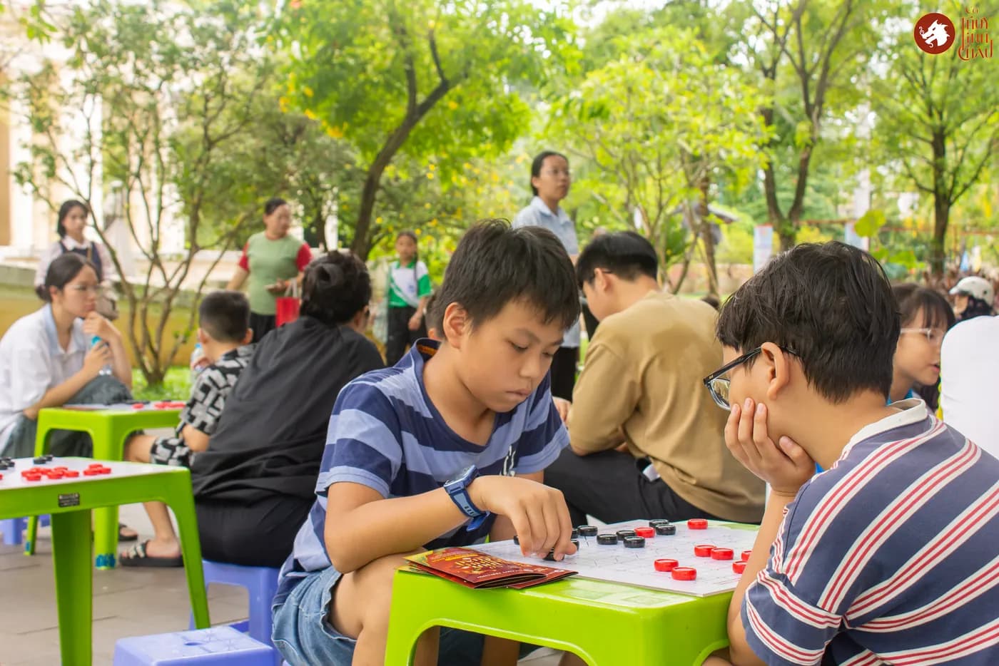 Hình ảnh kỳ thủ tham gia sinh hoạt Cờ Thủy Tinh Châu tại Nhà Thiếu nhi Thành phố Hồ Chí Minh.