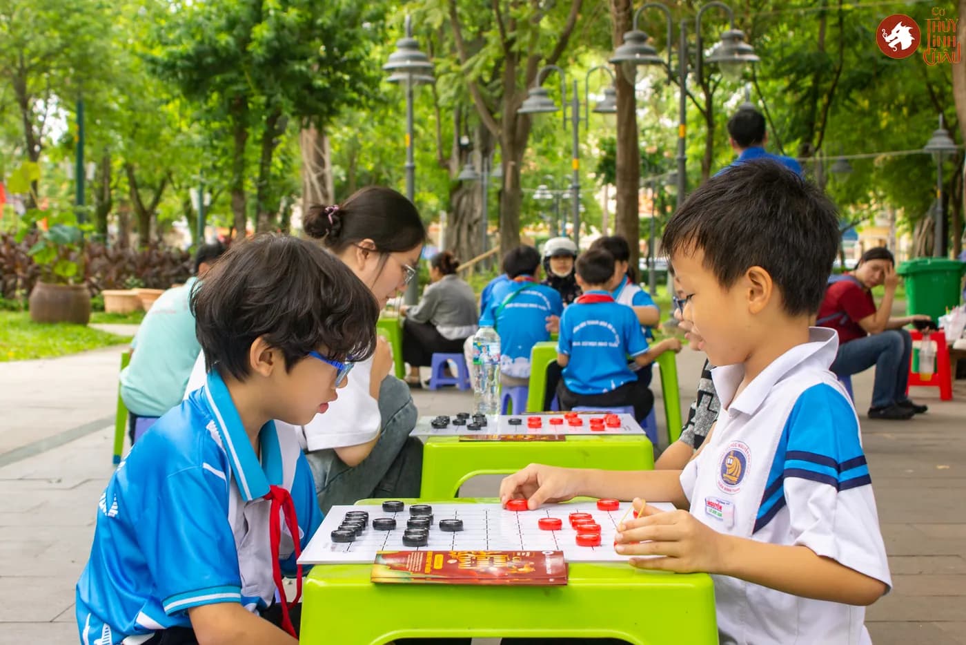 Hình ảnh kỳ thủ tham gia sinh hoạt Cờ Thủy Tinh Châu tại Nhà Thiếu nhi Thành phố Hồ Chí Minh.