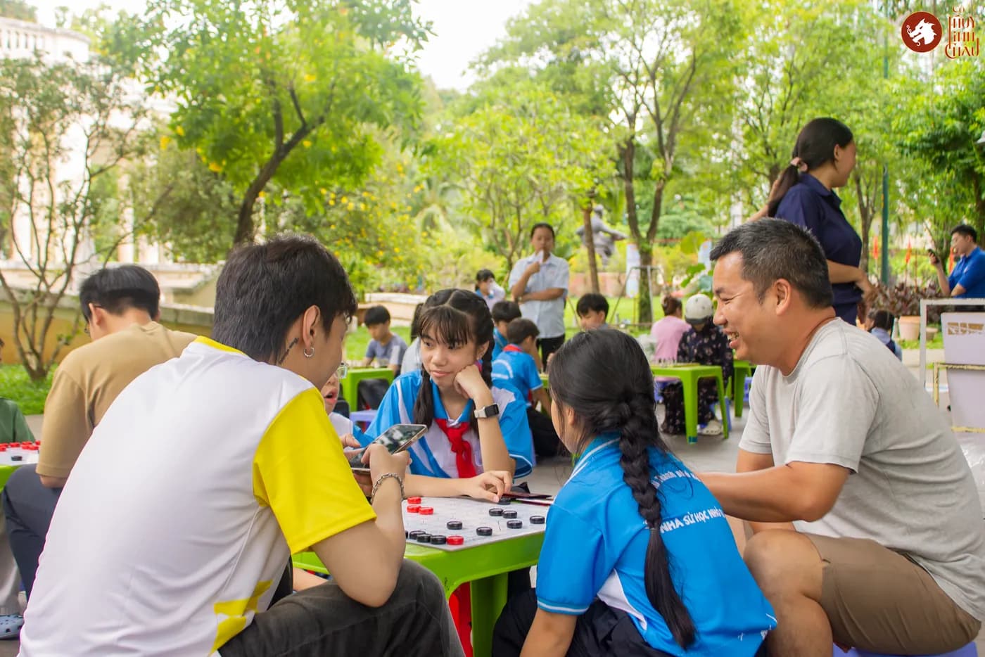 Hình ảnh kỳ thủ tham gia sinh hoạt Cờ Thủy Tinh Châu tại Nhà Thiếu nhi Thành phố Hồ Chí Minh.
