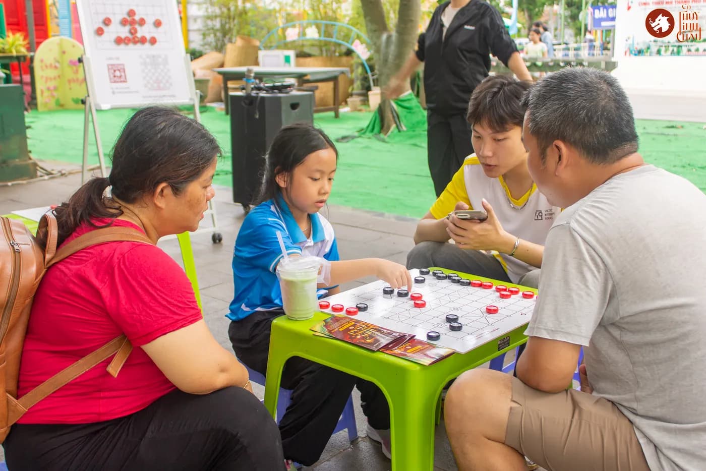 Hình ảnh kỳ thủ tham gia sinh hoạt Cờ Thủy Tinh Châu tại Nhà Thiếu nhi Thành phố Hồ Chí Minh.