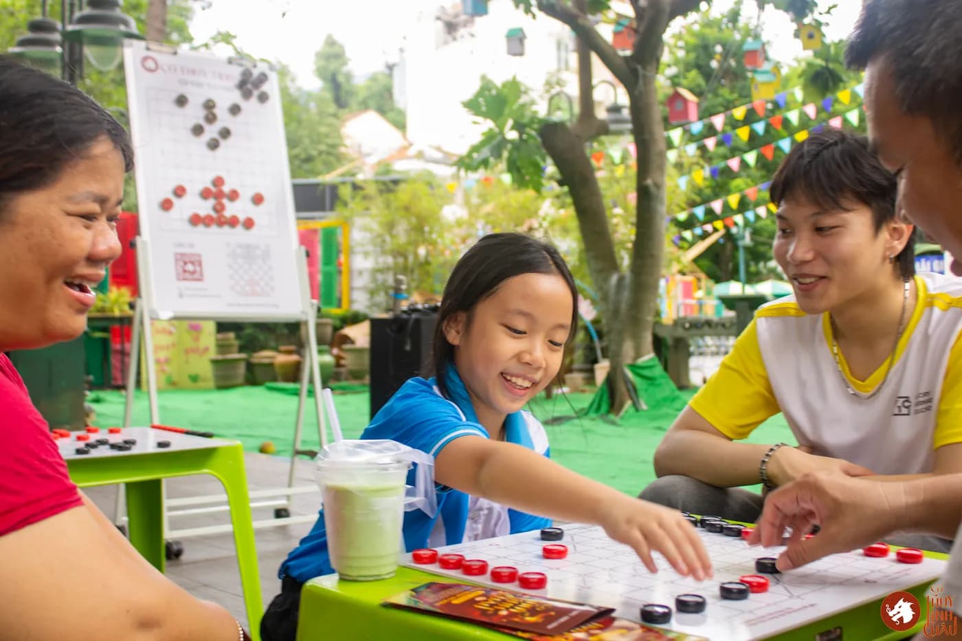Hình ảnh kỳ thủ tham gia sinh hoạt Cờ Thủy Tinh Châu tại Nhà Thiếu nhi Thành phố Hồ Chí Minh.