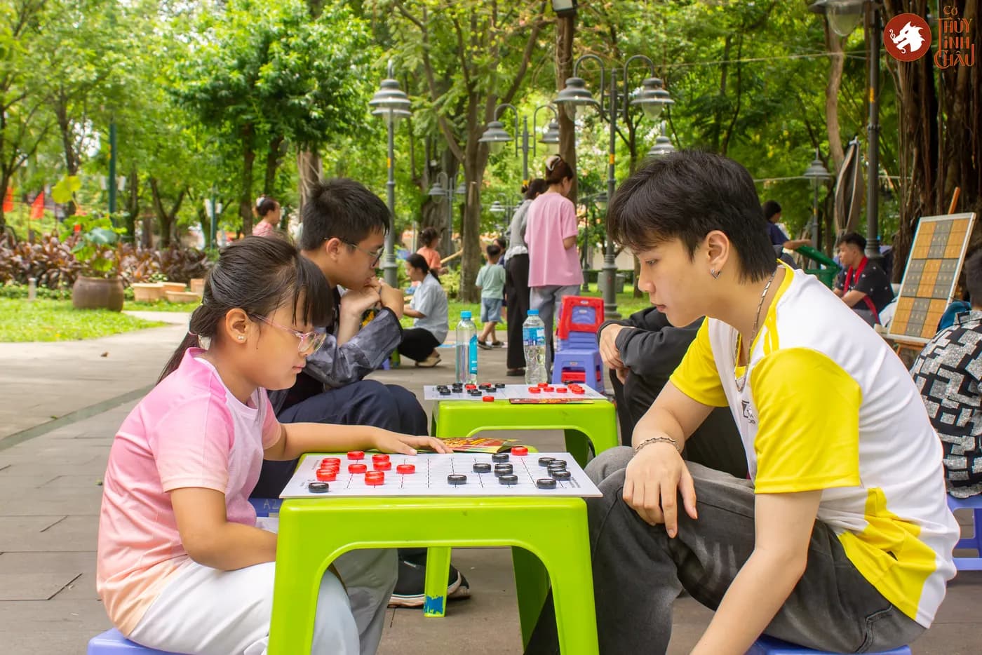 Hình ảnh kỳ thủ tham gia sinh hoạt Cờ Thủy Tinh Châu tại Nhà Thiếu nhi Thành phố Hồ Chí Minh.