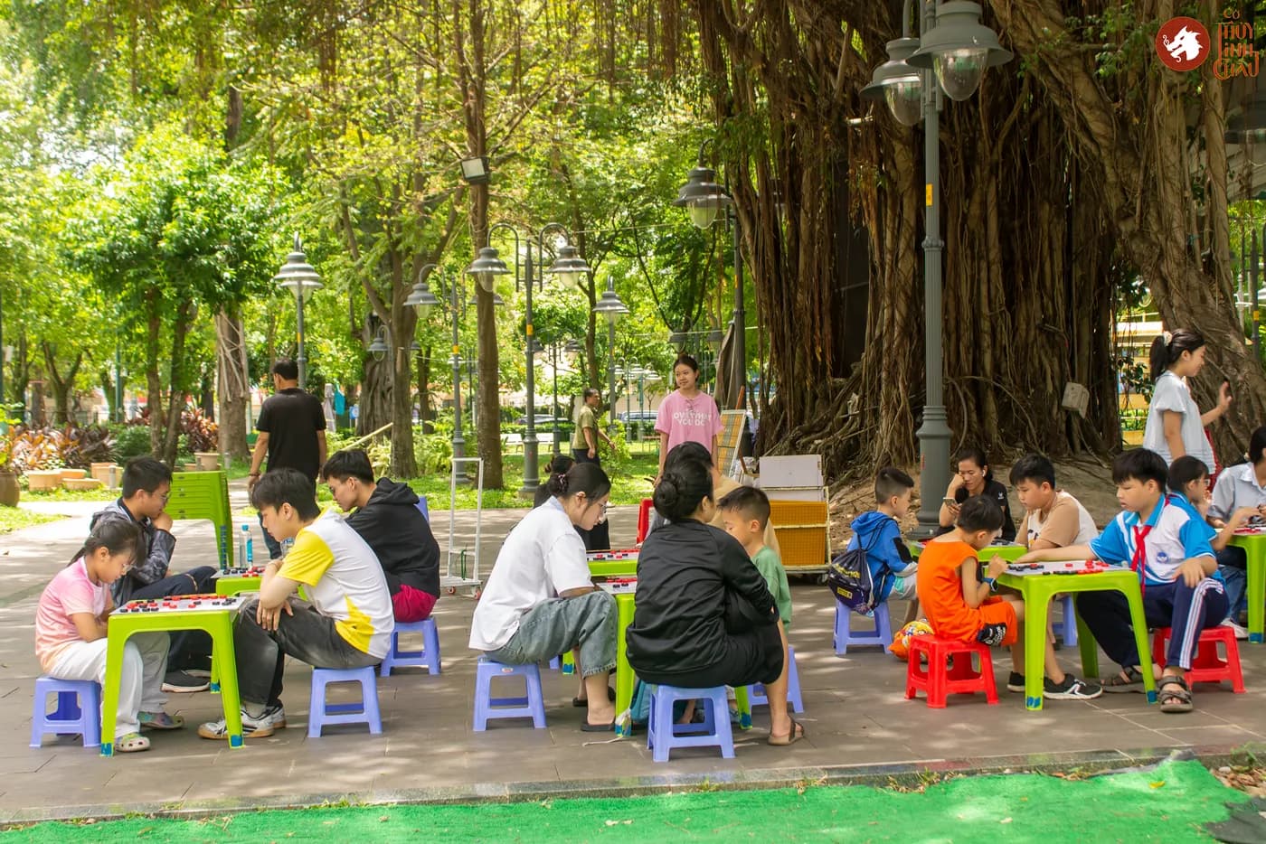 Hình ảnh kỳ thủ tham gia sinh hoạt Cờ Thủy Tinh Châu tại Nhà Thiếu nhi Thành phố Hồ Chí Minh.
