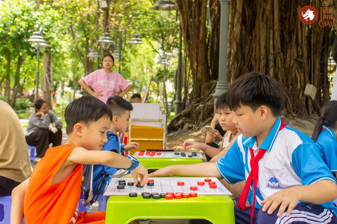 Hình ảnh kỳ thủ tham gia sinh hoạt Cờ Thủy Tinh Châu tại Nhà Thiếu nhi Thành phố Hồ Chí Minh.