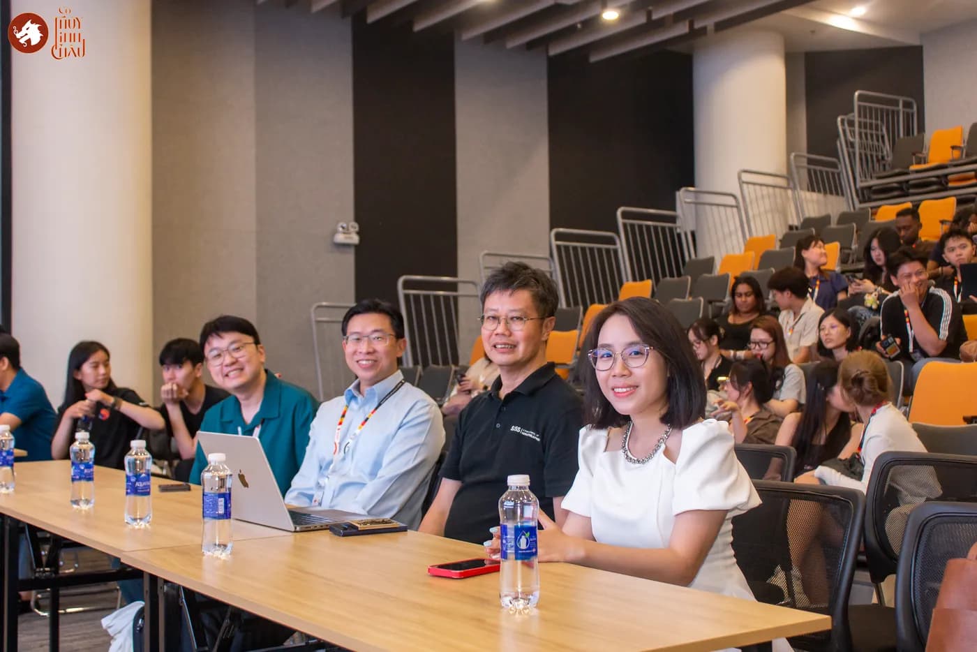 Hình ảnh các diễn giả trình bày tại chương trình Navigating Vietnam’s Startup Ecosystem: Perspectives from Builders, Enablers and Educators” được tổ chức tại SIHUB .