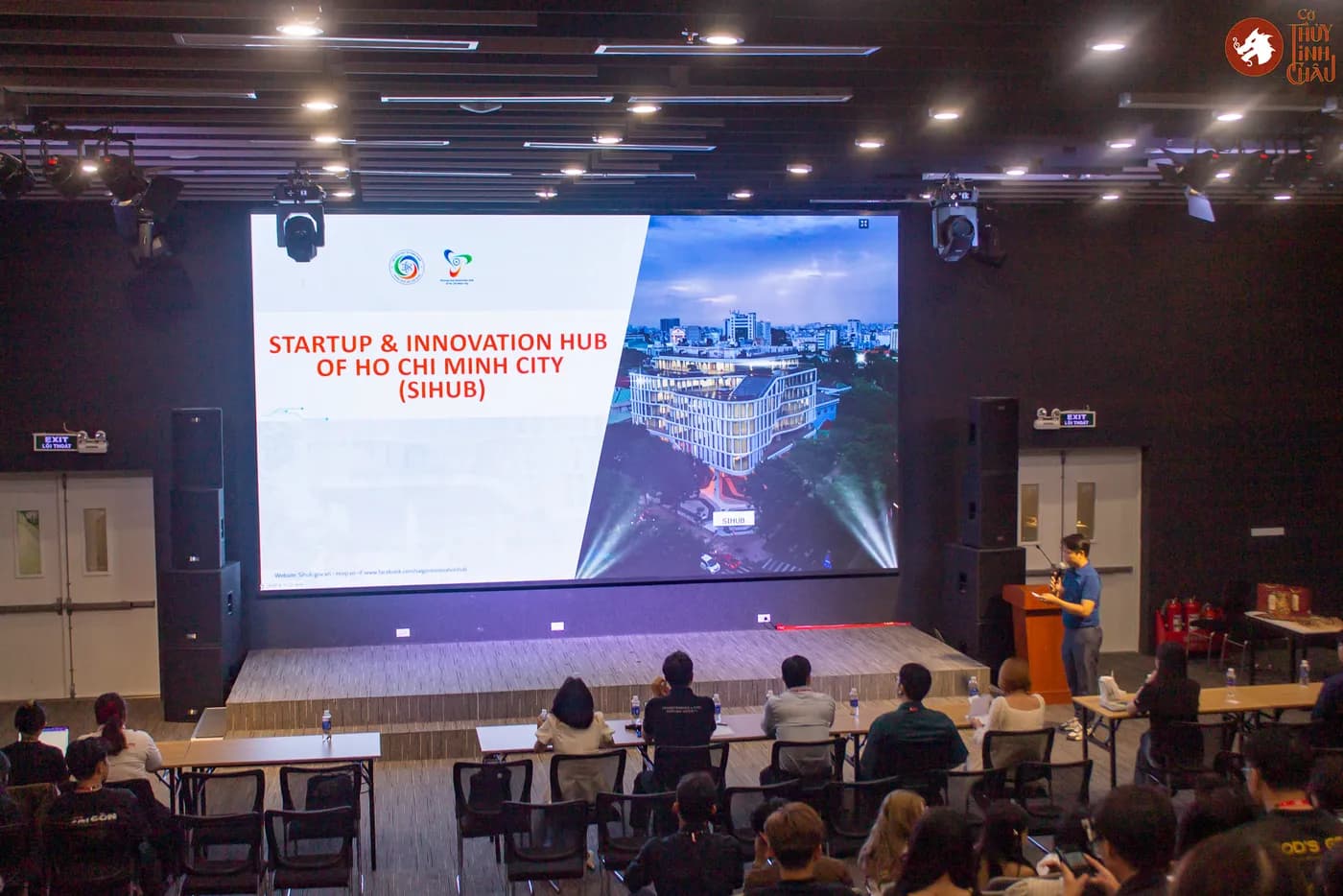 Hình ảnh các diễn giả trình bày tại chương trình Navigating Vietnam’s Startup Ecosystem: Perspectives from Builders, Enablers and Educators” được tổ chức tại SIHUB .
